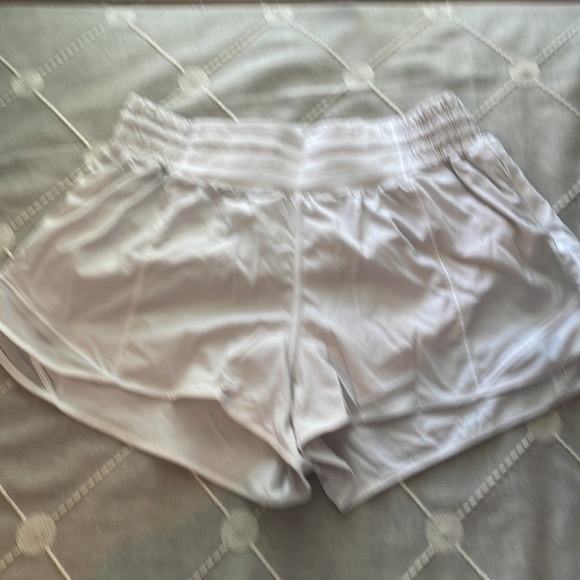 White Lululemon High Rise Hotty Hot shorts size 8 - Picture 2 of 4